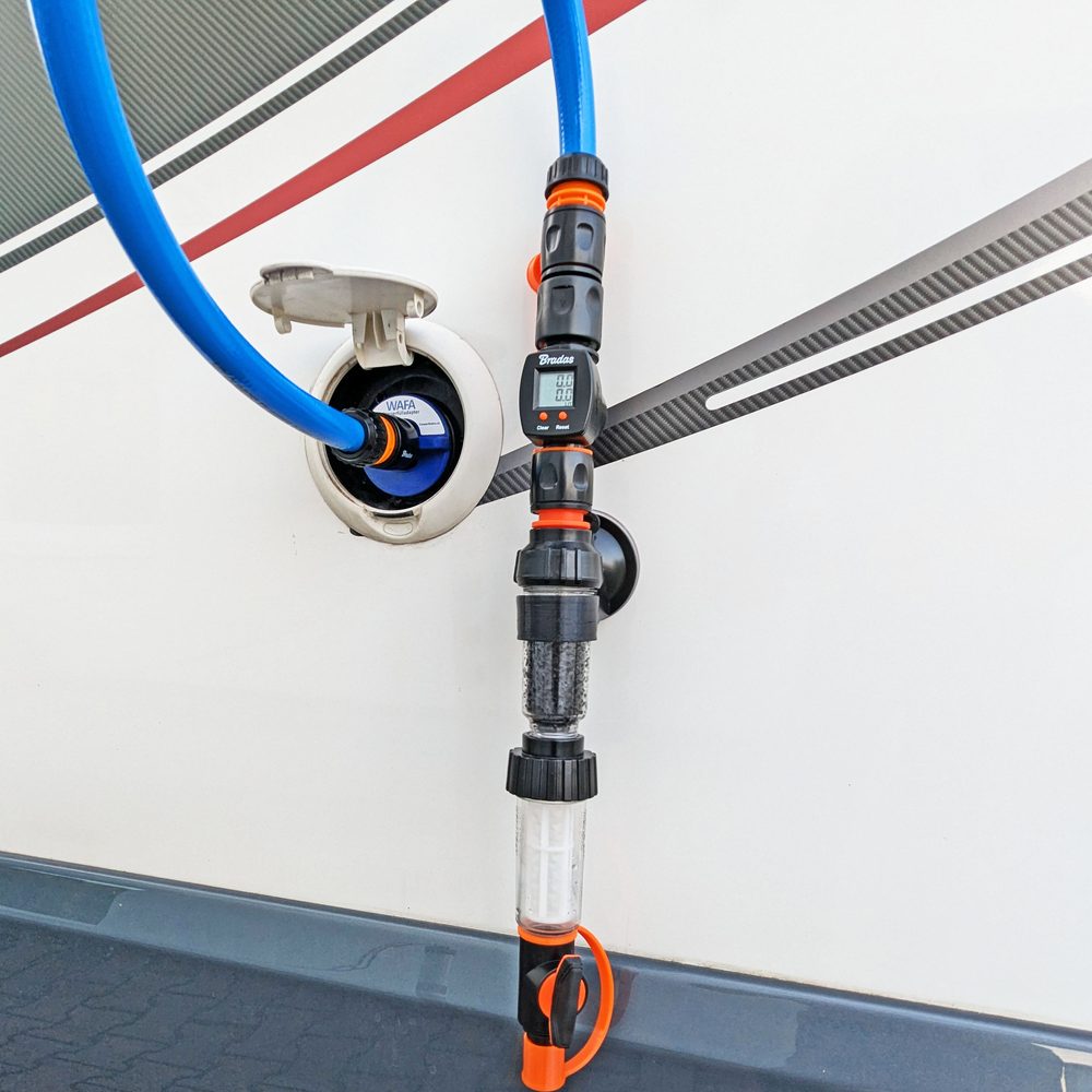 CamperFilter mit Wasserzähler beim Tanken an der Außenwand eines Wohnmobils