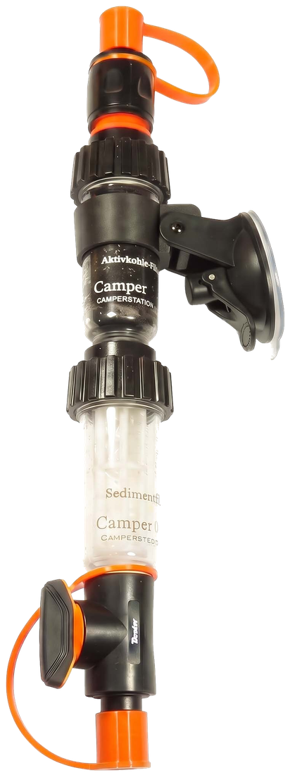 CamperFilter: unten die durchsichtige Sedimentkartusche mit Dosierhahn, darüber die schwarze Aktivkohlekartusche mit Saughalter, oben und unten orangefarbene Schnellkupplungen mit Verschlusskappen