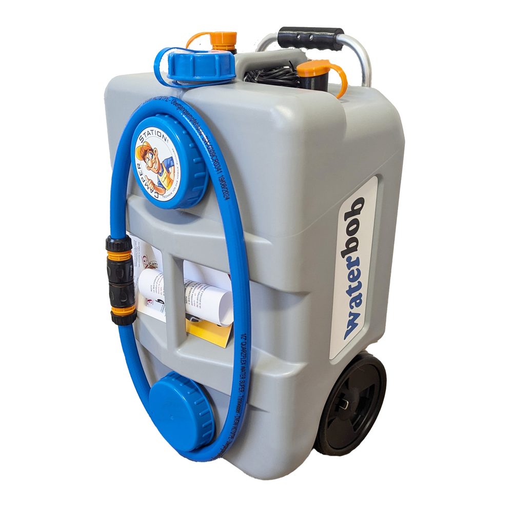 WaterBob: grauer Wassertank mit blauen Deckeln, zwei Rädern, ausziehbarem Bügel und aufgerolltem blauem Trinkwasserschlauch
